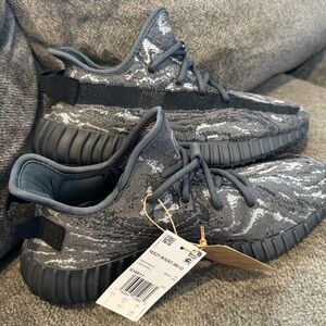 Yeezy boost 350 v2 adidas mens sneakers size 7. New with tags